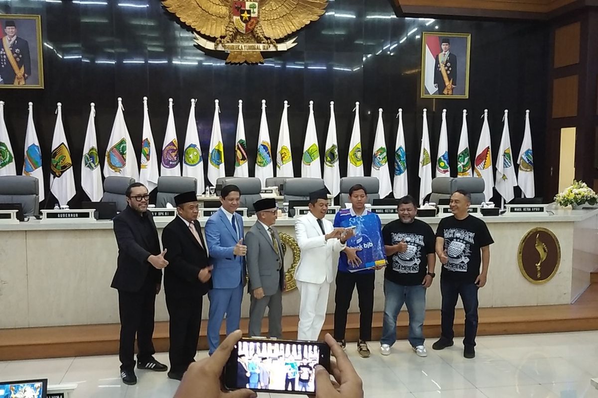 Gubernur Jabar, Dedi Mulyadi ketika memberikan bonus sebesar Rp 1 miliar dari uang pribadinya kepada perwakilan manajemen dan pemain Persib Bandung di Gedung DPRD Jabar, Jalan Diponegoro, Kota Bandung, Senin (26/5/2025).