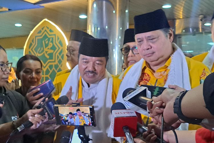 Ketua Umum Partai Golkar Airlangga Hartarto dan Ketua Umum Satuan Karya Ulama Idris Laena memberikan keterangan pers seusai acara halalbihalal dan deklarasi di kawasan Tebet, Jakarta, Selasa (23/4/2023).