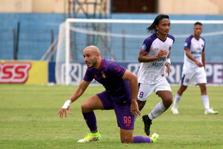 Pemain asing Persik Kediri Youssef Ezzejjari berusaha berdiri seusai duel dengan pemain Persita Tangerang Taufiq Febriyanto pada pertandingan pekan ke-15 Liga 1 2021-2022 yang berakhir dengan skor 2-0 di Stadion Sultan Agung Bantul, Jumat (02/12/2021) sore.