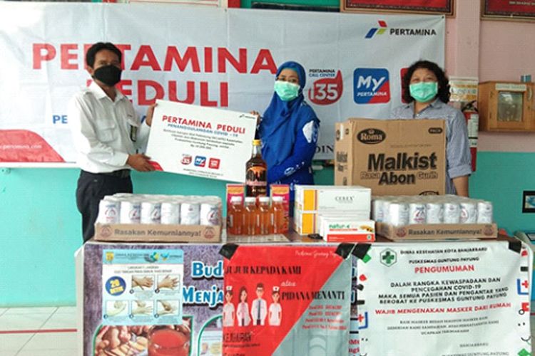 Pemberian bantuan Pertamina Peduli ke Puskesmas Guntung Paikat, Kota Banjarbaru, Kalimantan Selatan.
