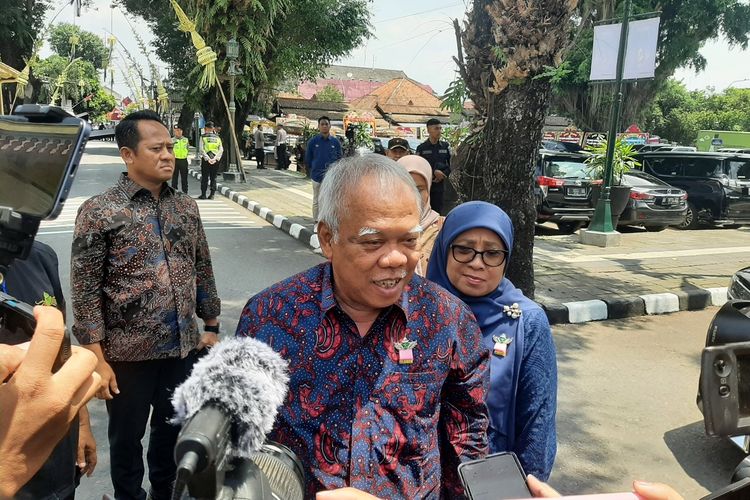 Menteri Pekerjaan Umum dan Perumahan Rakyat (PUPR) Basuki Hadimuljono saat tiba di Pura Pakualaman untuk menghadiri acara respsi.