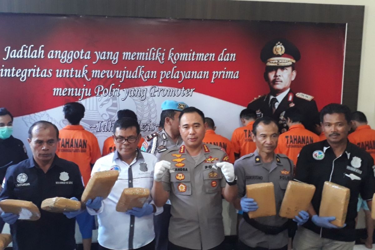 Sebanyak 36,5 kilogram ganja dan 2 gram sabu disita Polres Metro Bekasi dari lima pengedar di Kabupaten Bekasi.