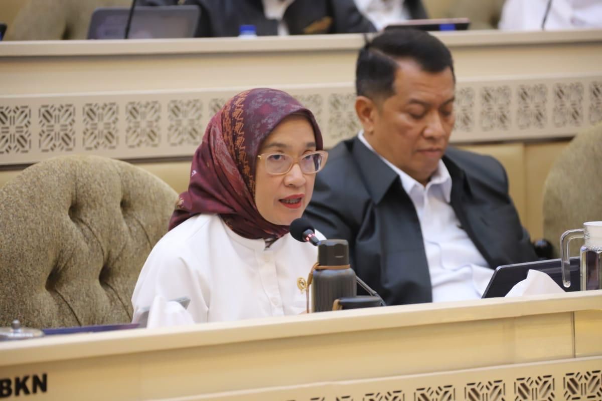 Menteri Pendayagunaan Aparatur Negara dan Reformasi Birokrasi (PANRB) Rini Widyantini dalam Rapat Kerja dan Rapat Dengar Pendapat dengan Komisi II DPR RI di Jakarta, Senin (30/6/2025).