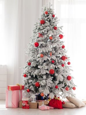 Ilustrasi pohon Natal berwarna putih. 