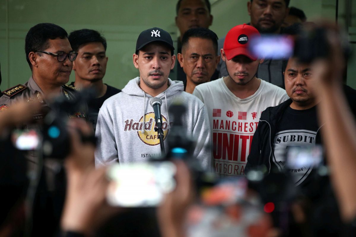 Artis peran Riza Shahab memberikan keterangan pers saat menjalani assessment di Direktorat Reserse Narkoba Polda Metro Jaya, Jakarta Selatan, Jumat (13/4/2018). Riza ditangkap polisi bersama lima rekannya atas dugaan penyalahgunaan narkoba.