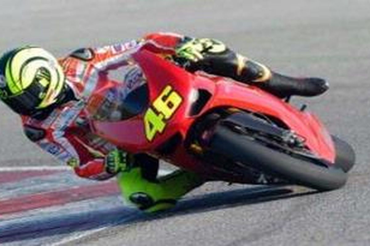 Valentino Rossi mengendarai 1198 Superbike ketika ikut ujicoba superbike di Misano.