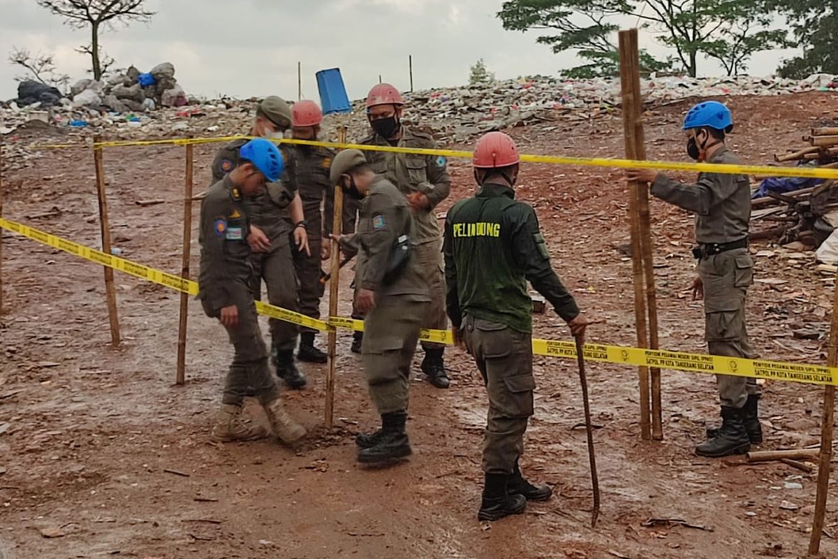 Satpol PP Tangsel menyegel tempat pembuangan sampah ilegal di Jalan Karyawan RT 003, RW 01, Pondok Ranji, Ciputat Timur, pada Rabu (8/6/2022).