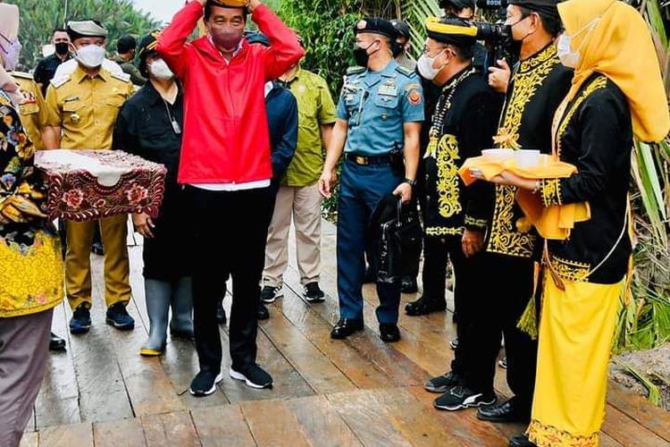 Sambutan untuk Presiden Jokowi oleh masyarakat adat Kaltara. Jokowi dihadiahi Sesingal, ikat kepala khas suku Tidung Kaltara