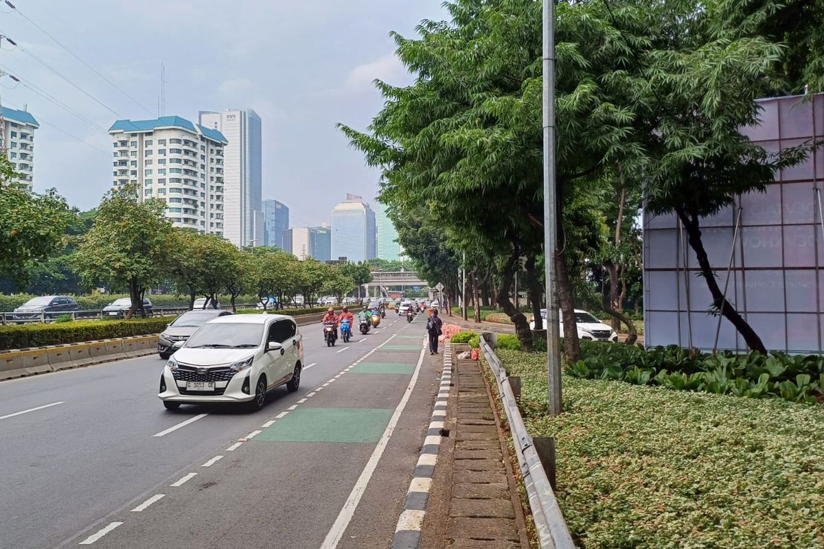 Jalan Gatot Soebroto, Jakarta Pusat arah Slipi terpantau ramai lancar jelang gelaran debat calon presiden 2024 di Istora Senayan, Minggu (7/1/2024).
