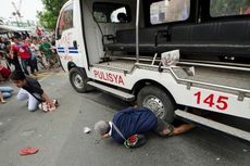 Mobil Polisi Tabrak Pengunjuk Rasa di Depan Kedubes AS di Manila