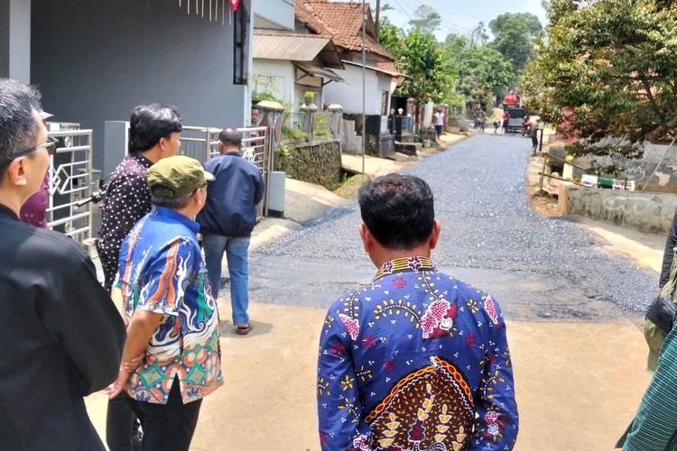 Petugas dari DPU Brebes meninjau lokasi jalan rusak yang diperbaiki swadaya oleh warga Desa Tembongraja Kecamatan Salem untuk selanjutnya dilanjutkan oleh pihak Pemkab Brebes, Kamis (25/9/2025). (Kompas.com/ Tresno Setiadi)
