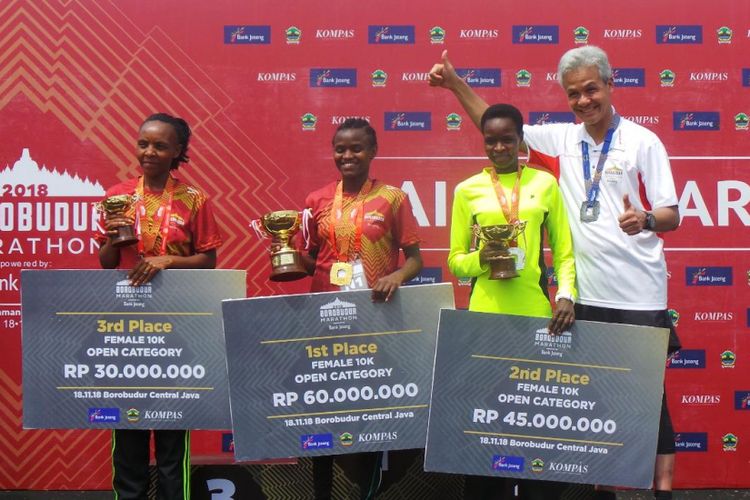 Para pemenang Borobudur Marathon 2018 kategori 10K putri, Alice Muthoni Koigi (1), Gladys Ruto (2), Pretty Sihite (3), ketiganya asal Kenya. Trofi diserahkan oleh Gubernur Jateng Ganjar Pranowo. (KOMPAS/ADITYA PUTRA PERDANA)