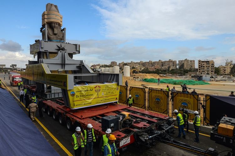 Patung Ramses II berusia 3.200 tahun dan seberat 83 ton dipindahkan ke museum baru yang tengan dibangun di Kairo, Mesir.