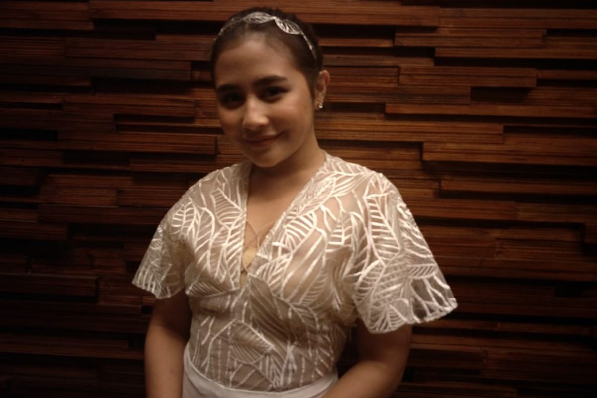 Prilly Latucinsonsina dalam acara Malam #CeritaMou di MD Palce, Setia Budi, Jakarta Selatan, Kamis (10/1/2018).