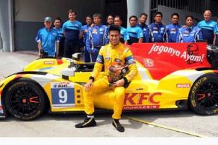 Sean Gelael dan Tim Jagonya Ayam with Eurasia di Sepang, Malaysia, Senin (14/12/2015).