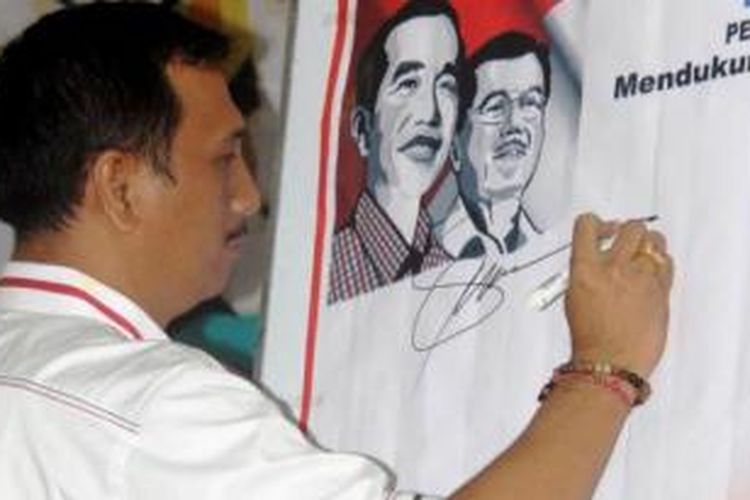 Gede Pasek Suardika menandatangani dukungan Komunitas Pemilih Dua di Hotel Inna Veteran, Denpasar, Bali, Minggu (29/6/2014). 