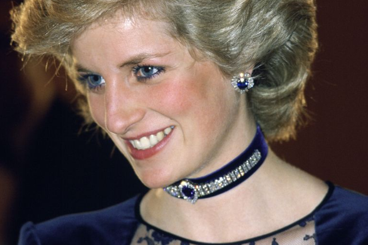 Putri Diana dengan anting safir yang kini telah menjadi milik menantunya, Kate Middleton.