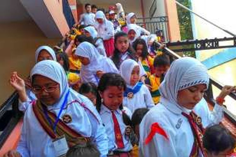 Para kakak asuh di SDN 2 Cakranegara menemani murid kelas satu, mengenali lingkungan sekolah.