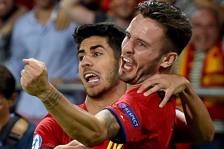 Saul Niguez (kanan) merayakan gol Spanyol ke gawang Italia pada partai semifinal Piala Eropa U-21 Stadion Marshal Jozef Pilsudski, Selasa (27/6/2017).