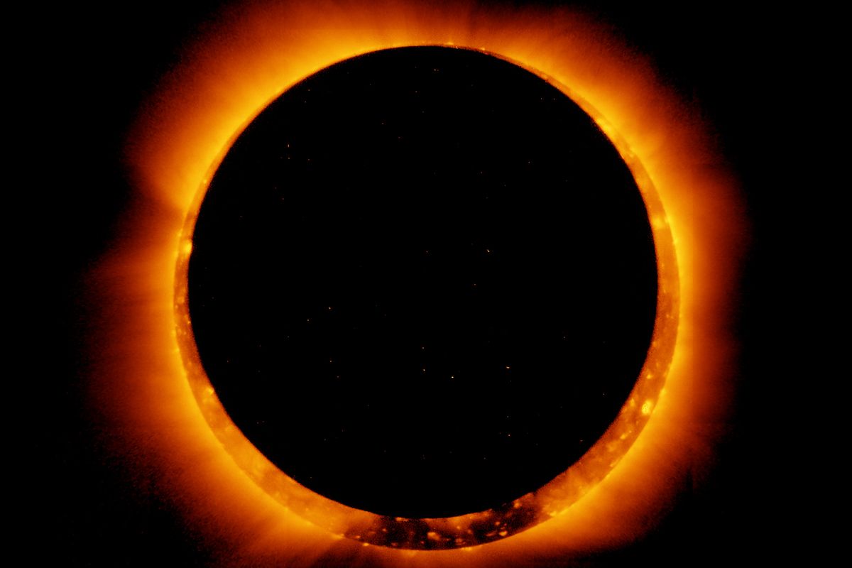 Fenomena gerhana matahari cincin.