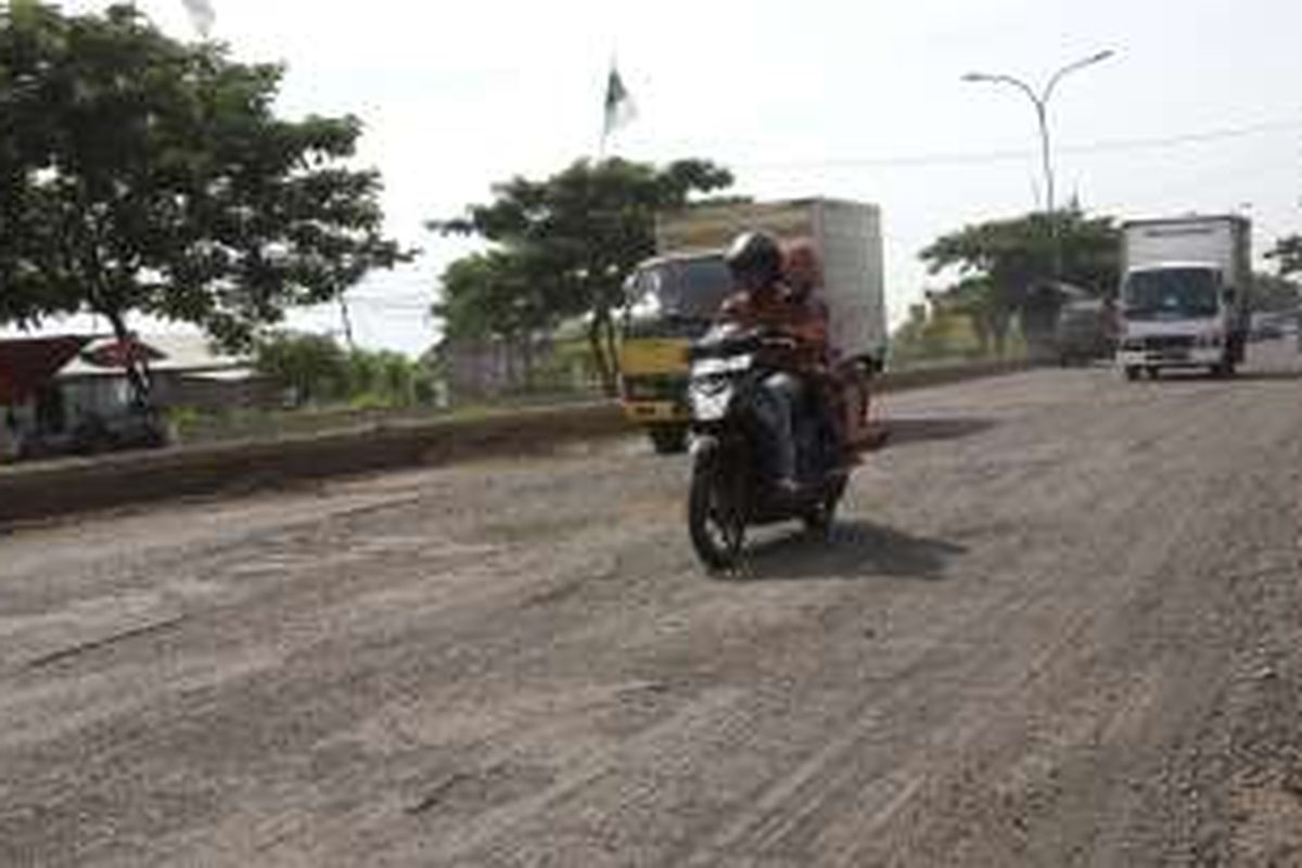 Salah seorang pengendara saat melintas di jalur pantura di Desa Bendungan, Kecamatan Kraton, Kabupaten Pasuruan, Jawa Timur Jumat (15/4/2016). Jalur tersebut sedang dalam proses perbaikan dan mangkrak.