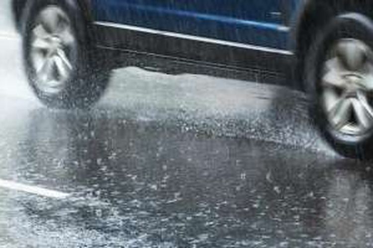 Ilustrasi mobil saat hujan