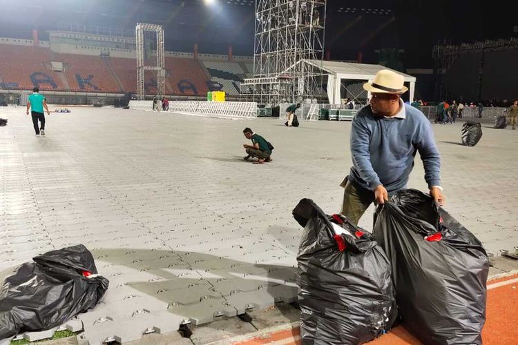 Jajaran Dinas Pemuda dan Olahraga (Dispora) Kabupaten Bandung saat melakukan pengecekan rumput Stadion Si Jalak Harupat usai digunakan konser Dewa-19 pada Sabtu (19/8/2023)