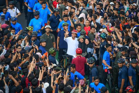 Jokowi Bersepeda di CFD Sudirman-Thamrin sambil Menyapa Warga Jakarta