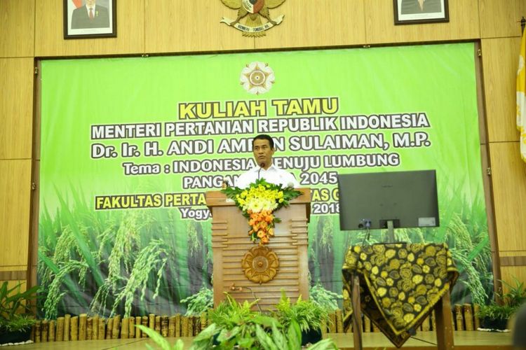 Di hadapan mahasiswa Fakultas Pertanian UGM, Yogyakarta, Senin (12/3/2018), Menteri Pertanian Andi Amran Sulaiman menantang untuk mewujudkan Indonesia lumbung pangan dunia pada 2045.


