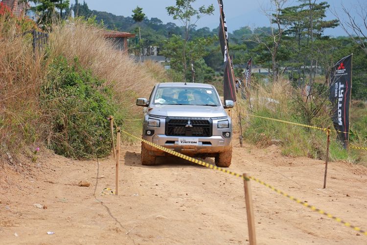 Saat melintasi jalan tidak rata dan berbukit, Mitsubishi All-New Triton tetap bisa berjalan lancar tanpa mengalami guncangan berarti. 