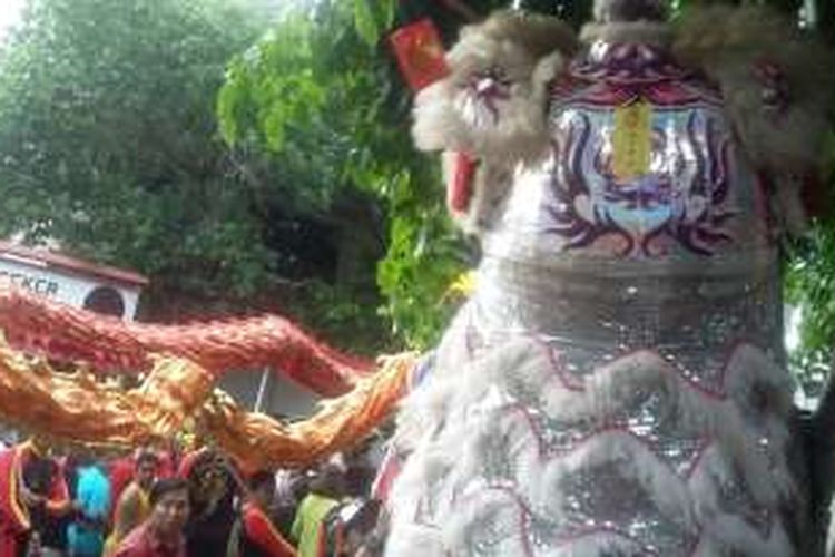 Barongsai ambil Angpao saat ritual tolak bala di Jalan Raya Kuta Bali. 