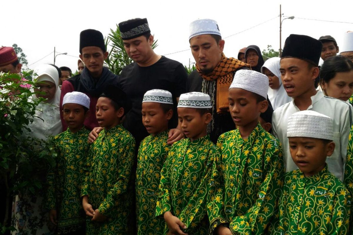 Billy Syahputra bersama puluhan anak yatim berziarah ke makam Olga Syahputra di TPU Malaka, Pondok Kelapa, Jakarta Timur, Rabu (16/5/2018).