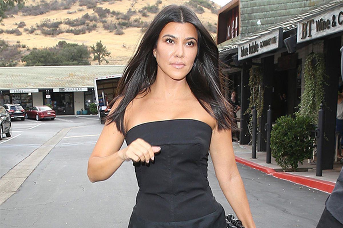 Kourtney Kardashian saat mengenakan pakaian serba hitam ketika berada di Los Angeles, Rabu (25/9/2019).