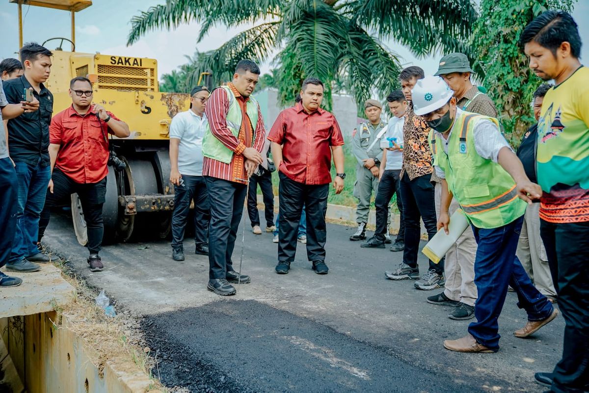 Bobby Nasution mengecek jalan yang diaspal di Jalan Bunga Rampai III, Medan Tuntungan. 