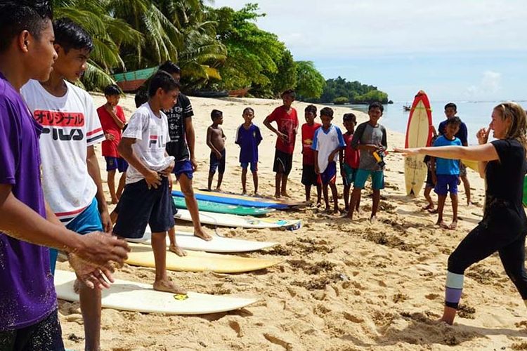 Anak-anak di Kabupaten Morotai, Maluku Utara dengan gembira belajar berselancar, Sabtu (6/04/2019)