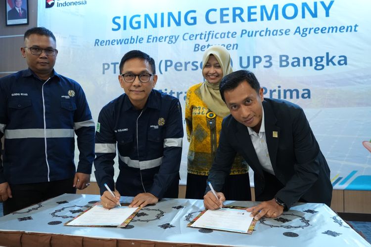 Disaksikan oleh General Manager PLN UIW Babel, Ira Savitri (dua dari kanan) dan General Manager Smelter PT MSP, Sungeng Riyadi (kiri), penandatanganan kesepakatan pembelian Renewable Energy Certificate (REC) dilakukan oleh Manager PLN UP3 Bangka, Muhammad Taufik (kanan), dan Direktur Operasional PT Mitra Stania Prima, An Sudarno (dua dari kiri) pada kamis (18/9/2025).