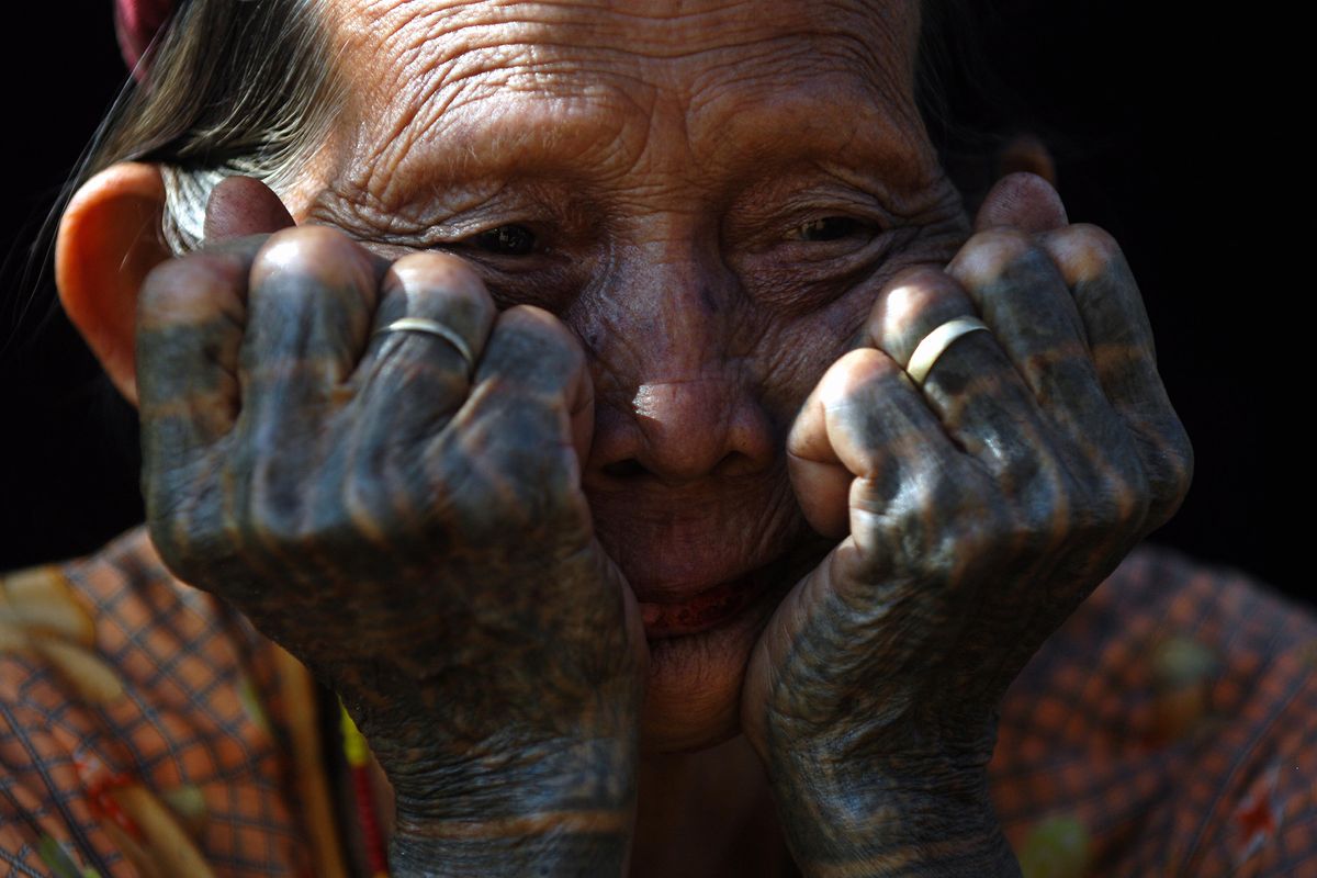 Tato di tangan dan kaki perempuan menjadi salah satu ciri dan kebiasaan orang Kodi, Sumba. Tato di tangan dan kaki perempuan Kodi mirip seperti tato suku Dayak Aoheng atai penihin yang tinggal di sekitar sungai Mahakam. Sering perkembangan zaman, kebiasaan ini juga berangsur berkurang.