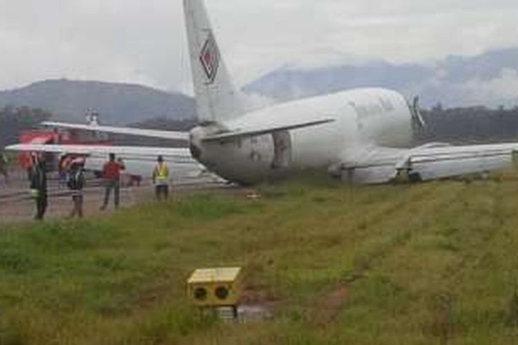 Pesawat kargo milik Trigana Air, tergelincir saat mendarat di bandara Wamena, Selasa (13/9/2016), sekitar pukul 07.30 WIT.