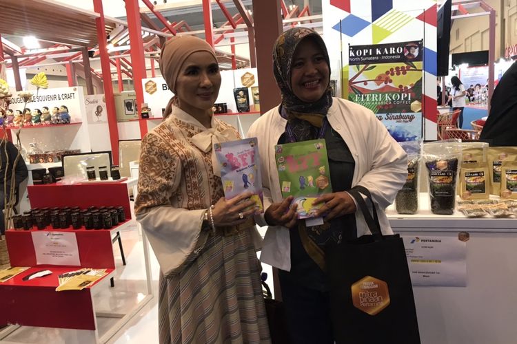 Direktur Utama Pertamina, Nicke Widyawati berbincang dengan Nurchaeti pelaku UMKM keripik mitra binaan di acara Trade Expo Indonesia 2022 di Indonesia Convention Exhibition (ICE) BSD City, Tangerang, Banten pada Minggu (23/10/2022).