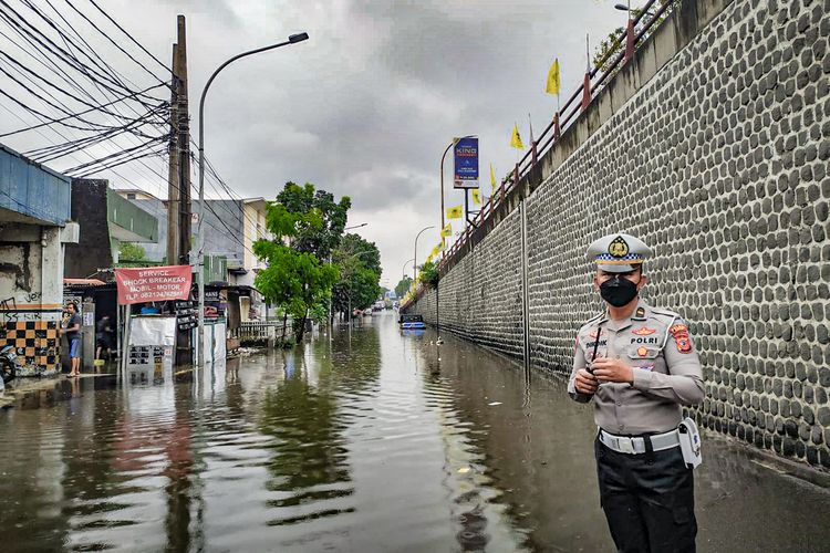 Sebuah mobil bak pengangkut tabung oksigen terjebak di tengah genangan banjir Jalan Raya Cimindi, Kota Cimahi, Jawa Barat, Jumat (24/2/2023).