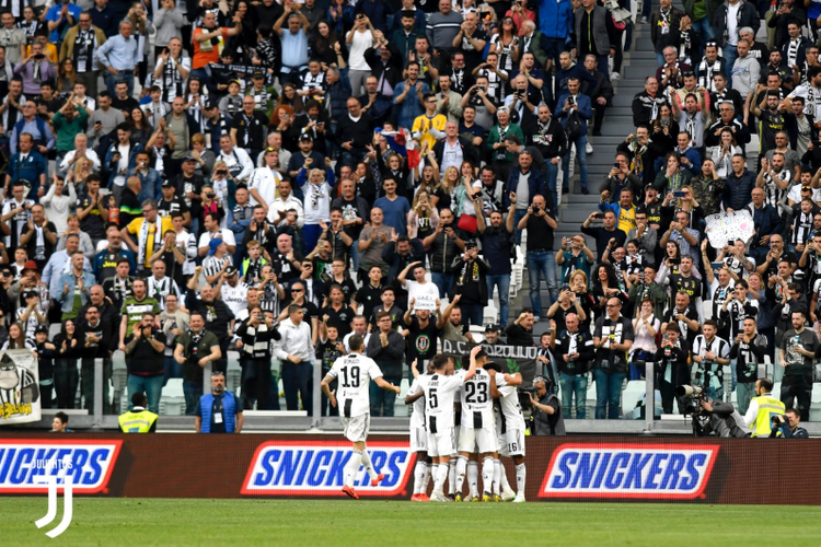 Para pemain Juventus merayakan kemenangan 2-1 atas Fiorentina pada laga pekan ke-33 Serie A melawan Fiorentina di Stadion Allianz, Turin, 20 April 2019. Kemenangan tersebut memastikan Juve meraih juara Liga Italia atau Scudetto musim 2018-2019.