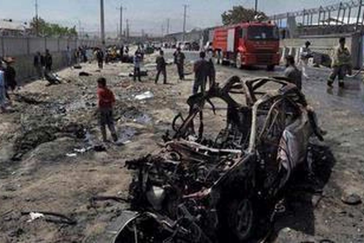 Ilustrasi: Bangkai mobil bom teronggok di depan Green Village, kompleks permukiman warga asing di Kabul, Afganistan, Rabu (2/5/2012). 