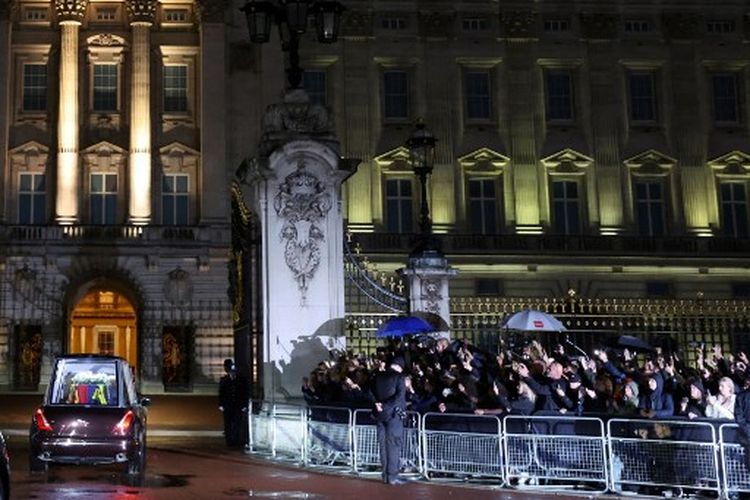 Peti mati Ratu Elizabeth II tiba di Royal Hearse di Istana Buckingham di London pada Selasa (13/9/2022), di mana ia akan beristirahat semalaman. 