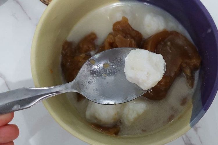 Ilustrasi gempol, olahan tepung beras kukus yang disajikan dengan bubur sumsum gula merah. 