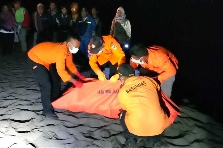 Evakuasi korban tenggelam di Pantai Telogo Depok Kebumen, Jawa Tengah, Rabu (6/10/2021) malam.