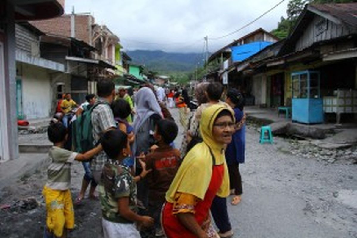 Warga Desa Lampahan, Aceh, berkumpul di luar rumah mereka setelah gempa berkekuatan 6,2 Skala Richter mengguncang wilayah itu, Selasa (2/7/2013). Sejumlah orang tewas dan terluka, serta ribuan rumah rata dengan tanah akibat gempa tersebut.
