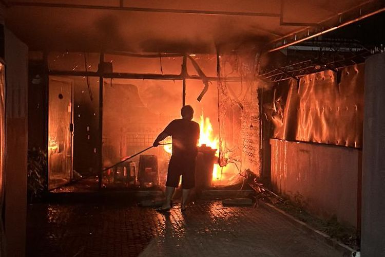 Kebakaran rumah terjadi di Jalan Terusan Wijaya Kusuma Nomor 16 Kelurahan Jatimulyo, Kecamatan Lowokwaru, Kota Malang pada Selasa (5/9/2023), dinihari.