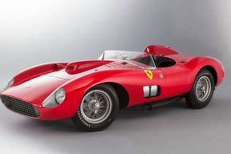 Ferrari 335 S Spider Scaglietti terjual dengan harga pada pelelangan di Paris, Senin (8/2/2016).