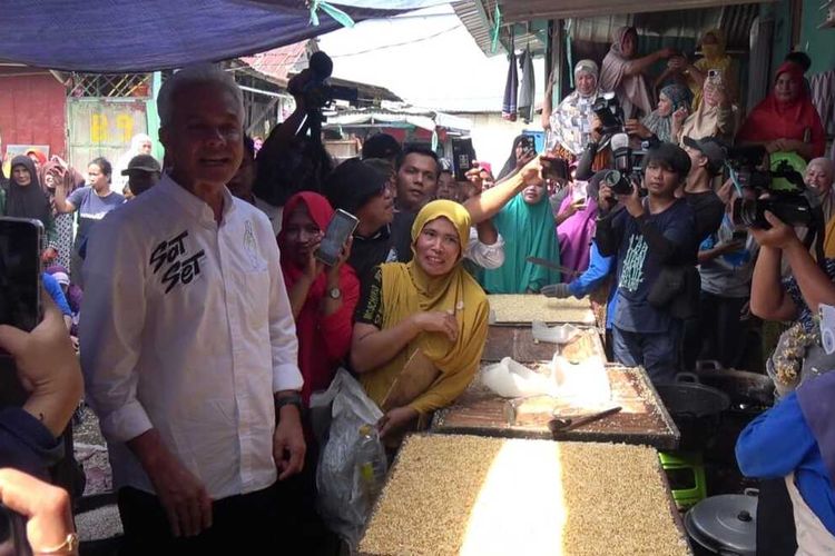 Calon Presiden (Capres) nomor urut 3, Ganjar Pranowo yang bercengkrama dengan beberapa pengrajin kue Bipang khas Makassar di wilayah Kelurahan Buntusu, Kecamatan Tamalanrea, Kota Makassar, Sulsel, Selasa (30/1/2024).