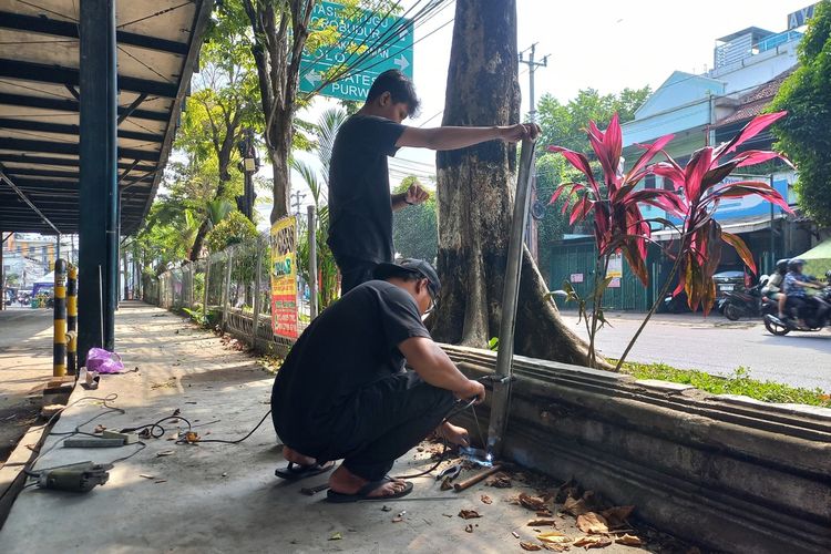 Pagar TKP Ngabean mulai diperbaiki pasca kericuhan tadi malam, Senin (25/8/2025)